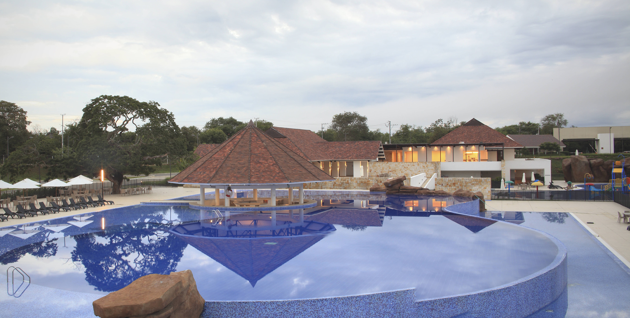Terraza soleada para relajarse y disfrutar del clima cálido cerca a Bogotá en Ricaurte, Cundinamarca.