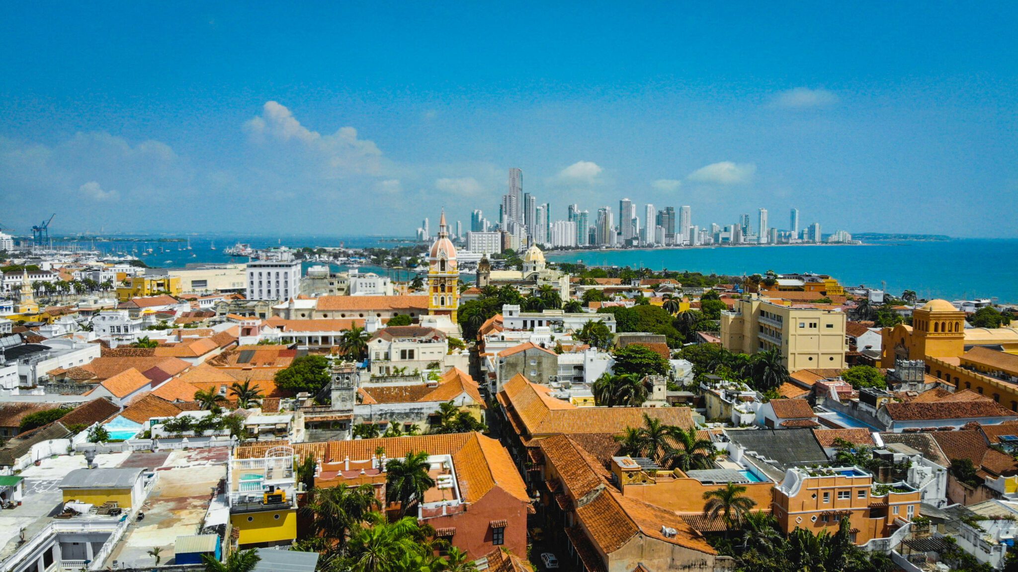 Vista aérea de la ciudad de cartagena, un destino ideal para invertir